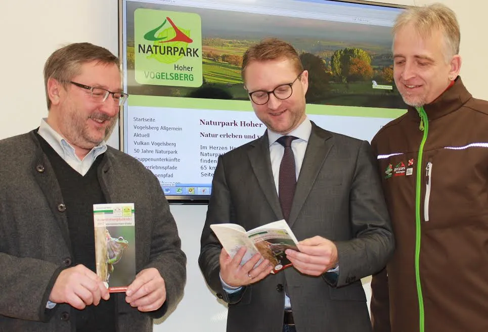 Freuen sich über viele Angebote in der Vulkanregion Vogelsberg, zusammengefasst im neuen Veranstaltungskalender (v.l.): Rudolf Frischmuth (Geschäftsführer Naturpark Vulkanregion Vogelsberg), Dr. Jens Mischak (Verbandsvorsitzender des Naturparks) und Hartmut Greb (Geschäftsführer Geopark Vulkanregion Vogelsberg). Foto: Erich Ruhl-Bady
